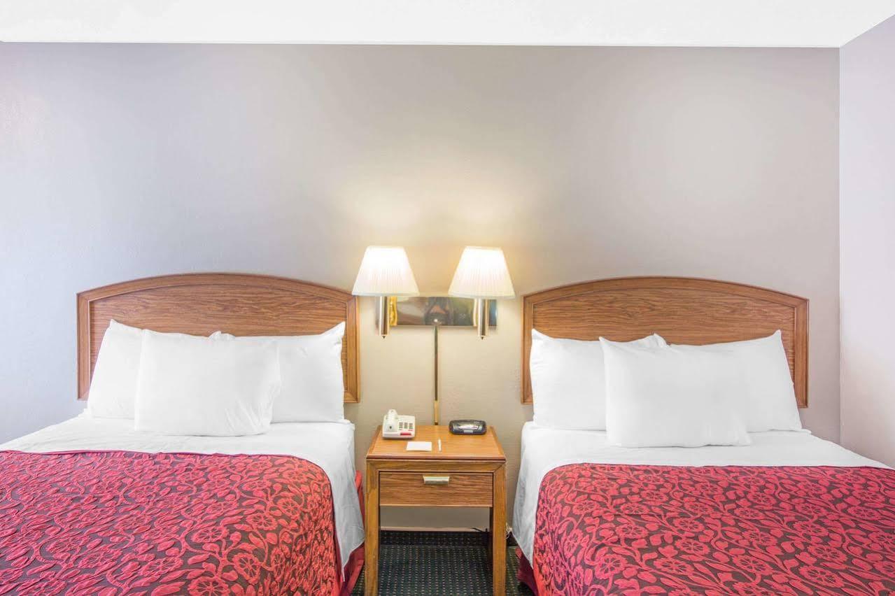 Days Inn By Wyndham Wilmington / University Kültér fotó